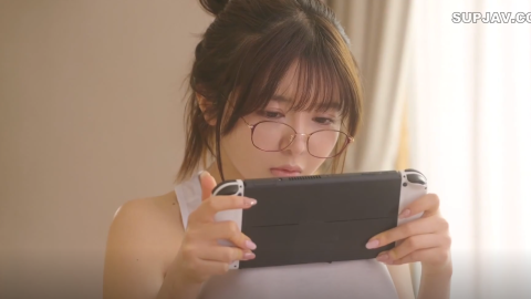 Giúp con cháu gái xinh đẹp đeo kính hòa nhập cộng đồng bằng con cặc Mashiro Mami